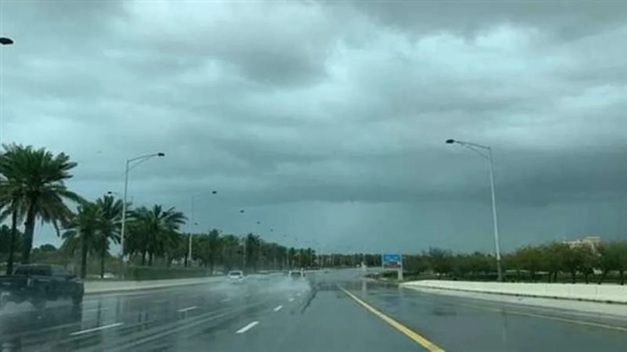 تحرك واسع للسحب الممطرة نحو عدة مناطق وسط تبدلات مفاجئة في حالة الطقس